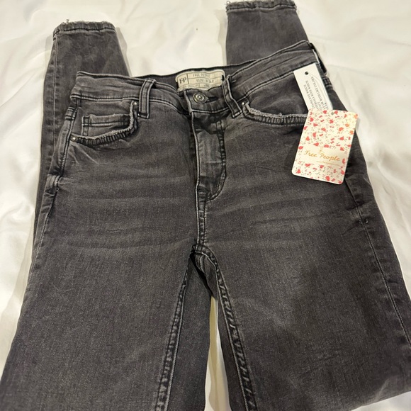 Free People high rise busted skinny jeans in charcoal black NWT size 24 - Picture 5 of 11